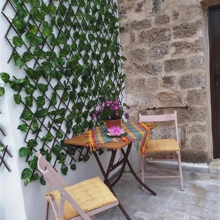 Traditional Stone House 아파트 Rhodes City